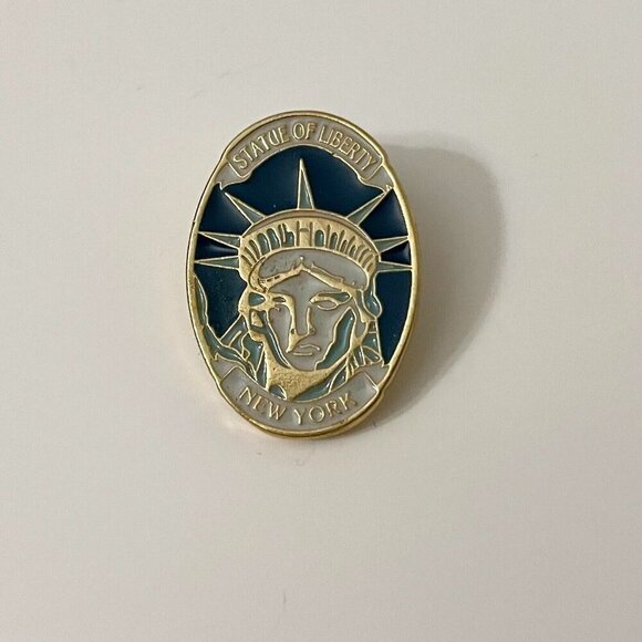 Vintage Statue of Liberty New York Pin Made in Canada - Picture 10 of 10